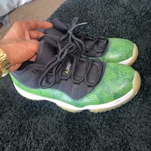AIR JORDAN 11 LOW - GREEN SNAKESKIN. Black / Nightshade -White -Volt. 528895033.